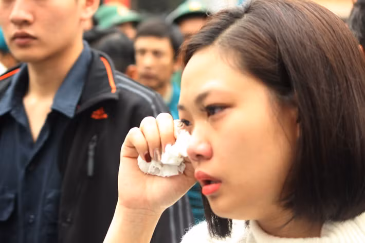 Những giọt nước mắt lăn dài trên má người thân các tân binh trong ngày nhập ngũ.