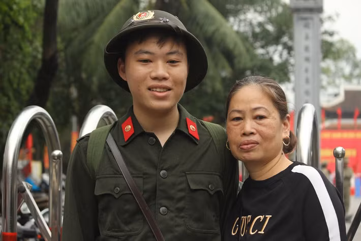 Tranh thủ chụp lại hình ảnh lưu niệm.