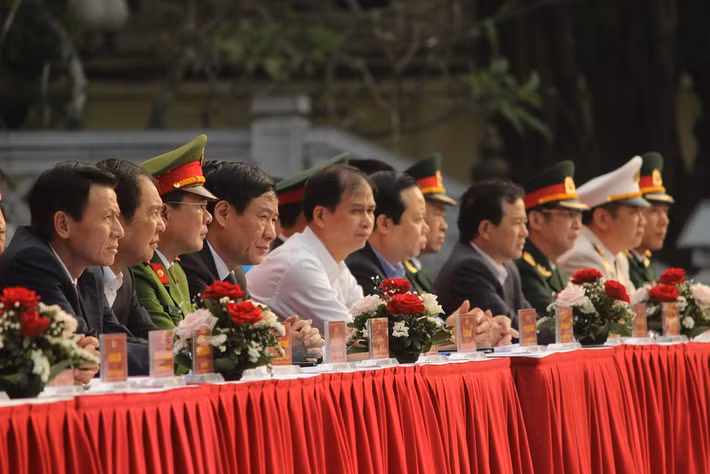Sáng ngày 20/2, nhiều đại biểu của TP Hà Nội, quận Đống Đa (Hà Nội) đã đến Gò Đống Đa (quận Đống Đa, TP Hà Nội) để tham dự lễ giao nhận quân 2019.