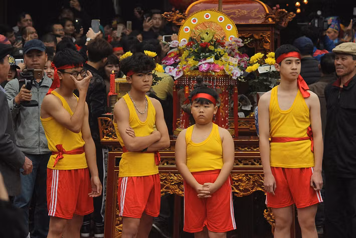 Ngoài ra cả 4 đội thi tương ứng với 4 giáp tham gia lễ hội. Các đội phải cử ra một thiếu niên tham gia thi chạy đến bờ sông Nhuệ để lấy nước về nấu cơm...