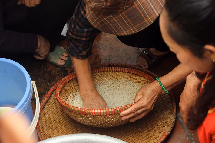 Gạo sau khi được giã sẽ đem vo sạch để loại bỏ trấu.