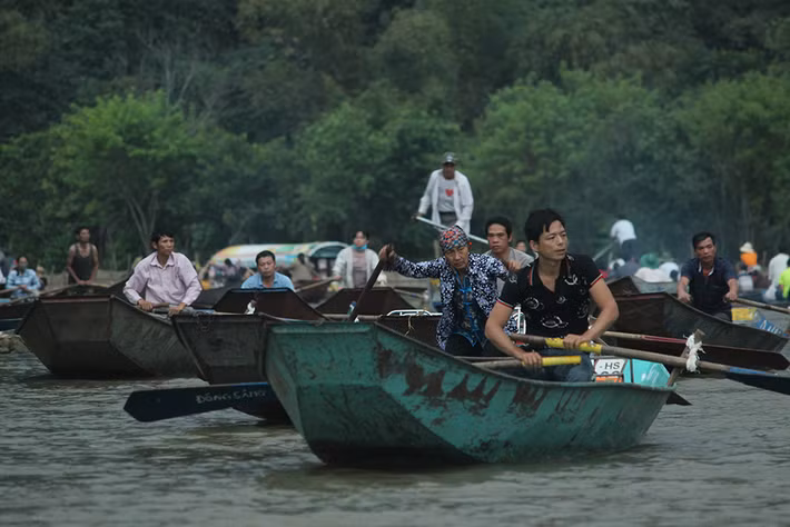 Các lượt đò vận chuyển khách vào chùa Hương ra vào liên tục.