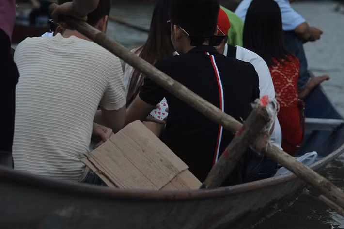 Du khách "hồn nhiên" sát phạt nhau trên suối Yến.