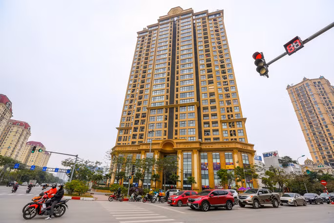 Từ năm 2006 đến nay, Tập đoàn Tân Hoàng Minh đầu tư vào các dự án căn hộ siêu sang tại những khu "đất vàng" đắc địa của Hà Nội, TP.HCM và Đà Nẵng. Tại Hà Nội, loạt dự án nghìn tỷ của Tập đoàn Tân Hoàng Minh có thể kể đến như: D’. Palais Louis - Nguyễn Văn Huyên, D’. Le Roi Soleil - Quảng An, D’. Le Pont D’or - Hoàng Cầu, D’. El Dorado - Phú Thanh, Phú Thượng, D’. Capitale - Trần Duy Hưng… (Ảnh: Người lao động).