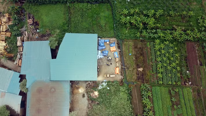 Ghi nhận thực tế của PV Tri thức và Cuộc sống cho thấy, khu vực được phản ánh nằm tiếp giáp với làng nghề đồ gỗ xã Liên Hà, bao quanh là diện tích đất nông nghiệp hiện đang được người dân canh tác.