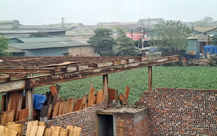 Nhằm tìm hiểu đa chiều, khách quan các nội dung phản ánh, PV báo Tri thức và Cuộc sống đã đến liên hệ, đặt lịch làm việc với UBND huyện Đan Phượng; UBND xã Liên Hà và tiếp tục thông tin đến độc giả ở bài viết sau.