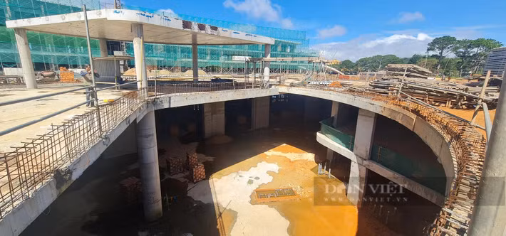 Đại diện UBND TP Đà Lạt cho rằng: "Tạm hoãn trong 15 ngày để làm phương án tháo dỡ chi tiết và làm phương án đảm bảo an toàn trong quá trình thực hiện tháo dỡ. Việc xây dựng phương án do chủ đầu tư chủ động thực hiện trong thời gian cơ quan chức năng cho phép và phải được thực hiện bởi đơn vị tư vấn thiết kế. Việc này được luật quy định, không phải là ý chủ quan của UBND TP Đà Lạt". (Ảnh: Dân Việt).