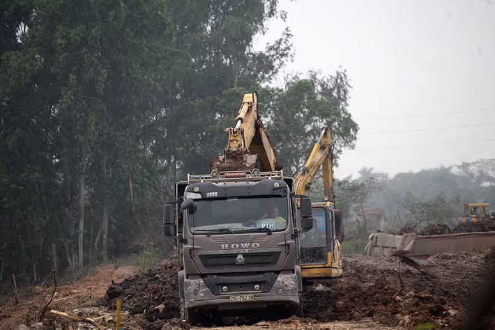 Những ao hồ quanh cánh đồng Phú Đô thuộc dự án cũng nhanh chóng được máy xúc, ô tô san ủi lấp mặt bằng.