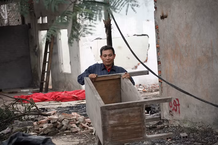 Cũng có không ít người dân tỏ ra bùi ngùi khi phải di dời đi vì họ gắn bó với khu đất này đã nhiều năm để sinh sống, chăn nuôi, trồng trọt.