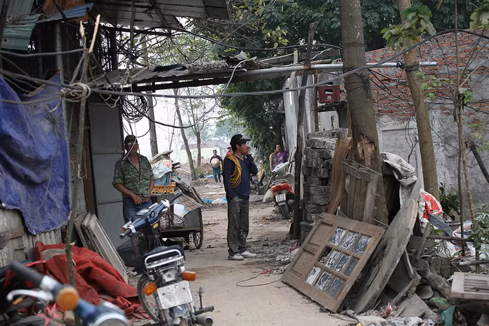 Người dân hối hả thu dọn.