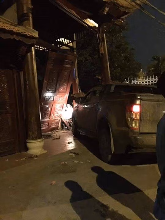 Đáng nói, sau khi tự gây tai nạn tài xế này còn xuống xe chửi bới người khác khiến nhiều người bức xúc.