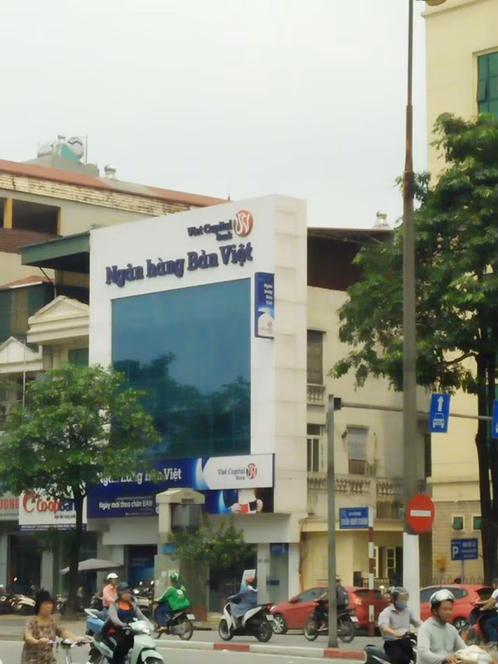 Mặt tiền của công trình này được thiết kế theo hình hộp chữ nhật đồ sộ, nổi bật ngay mặt đường Trần Khát Chân. Tuy nhiên, theo nhiều người, thiết kế "khác người" này đã phá vỡ nét thẩm mỹ chung của dãy phố.