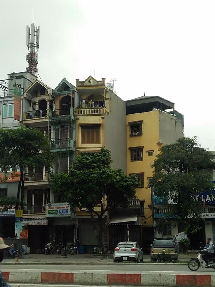 Không quá khó để có thể nhìn thấy những ngôi nhà cao tầng được xây liền kề, nhưng lại có hình dáng méo mó, lệch lạc nhau như thế này trên đường Trần Khát Chân.