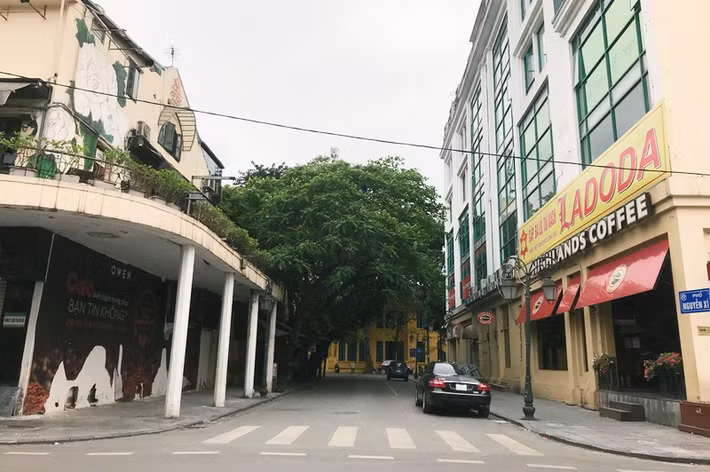 Khung cảnh vắng lặng trên phố Nguyễn Xí giao với phố Tràng Tiền.