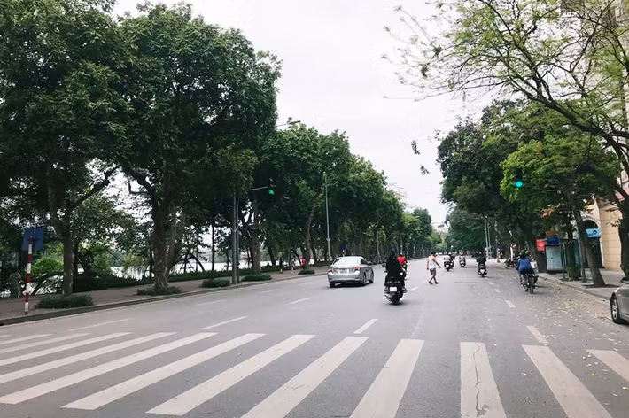 Các tuyến đường xung quanh khu vực hồ Hoàn Kiếm (Hà Nội) chỉ thưa thớt người dân qua lại.