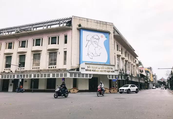 Khu vực trung tâm thành phố Hà Nội trở nên vắng lặng.