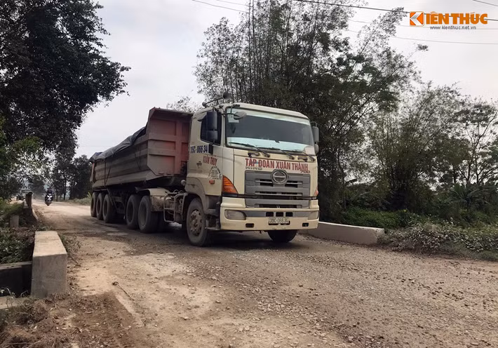 Đất đá rơi vương vãi, nham nhở khắp mặt đường mỗi khi có đoàn xe chạy qua.