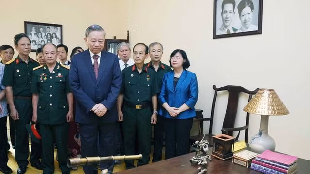 Tổng Bí thư Tô Lâm thăm di tích nhà số 48 Hàng Ngang. Ảnh: TTXVN