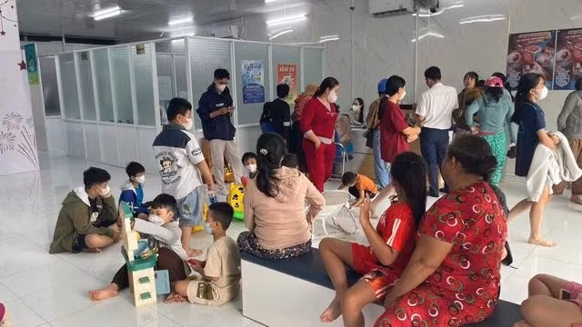 phu-huynh-dua-con-di-tiem-ngua-17738090045782111130410.jpg