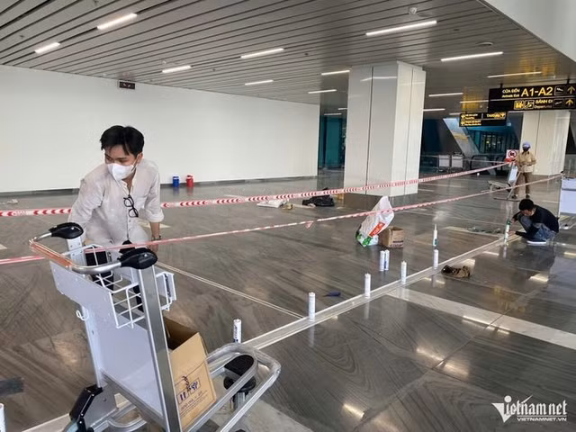 Các công nhân tiến hành bơm keo silicon để che khe hở. Ảnh: Tuấn Kiệt