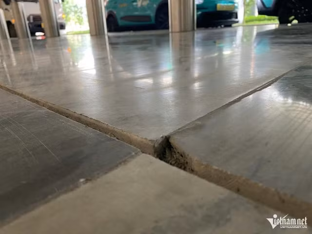 Khe hở đá lát sàn ở nhà ga T3 sân bay Tân Sơn Nhất. Ảnh: Tuấn Kiệt
