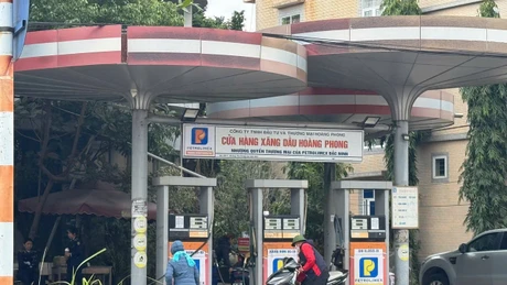 Công an vào cuộc vụ nghi bán xăng có nước tại cửa hàng xăng dầu Hoàng Phong ở Bắc Ninh