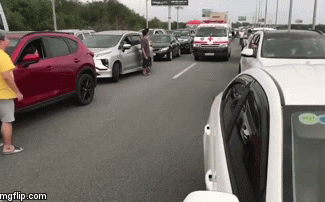 Hàng trăm ôtô nép vào 2 bên nhường đường cho xe cứu thương trên cao tốc Hang tram oto nep vao 2 ben nhuong duong cho xe cuu thuong tren cao toc