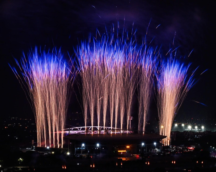 Nhiều người dân bày tỏ sự thích thú, bất ngờ khi lần đầu được chứng kiến hàng loạt hiệu ứng pháo mới lạ với độ lan tỏa rộng, mở ra tầm nhìn bắt mắt ở 360 độ. Các hiệu ứng pháo hoa đa dạng, từ những chùm sáng hình tròn, hình ngôi sao, hình trái tim…tỏa sáng rực rỡ. Đặc biệt, dàn phun pháo hỏa thuật cao hàng chục mét làm bừng sáng một góc trời.