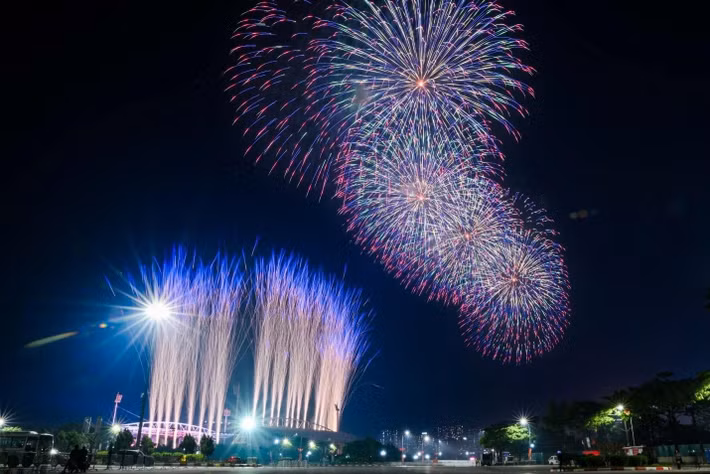 Theo Ban tổ chức, để rà soát tổng thể phương án bắn, các đơn vị đã vận hành thử sân khấu, bắn thử khoảng 100 quả pháo hoa tầm cao cùng hệ thống hỏa thuật. Dù chỉ ở quy mô thử nghiệm, màn trình diễn vẫn tạo nên một “sân khấu” rực rỡ, mãn nhãn trên bầu trời Thủ đô.