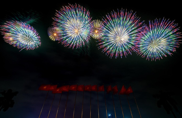 Theo Sun Group – đơn vị tài trợ và tham gia sản xuất chương trình trình diễn pháo hoa nghệ thuật, gần 10.000 đơn vị pháo được chuẩn bị cho sự kiện ý nghĩa này. Kịch bản nghệ thuật được tư vấn bởi đội ngũ chuyên gia của Công ty Global2000 International (Malaysia) – đơn vị tư vấn, tổ chức pháo hoa hàng đầu thế giới, đã đồng hành và góp phần làm nên thành công của 13 mùa Lễ hội Pháo hoa Quốc tế Đà Nẵng (DIFF).