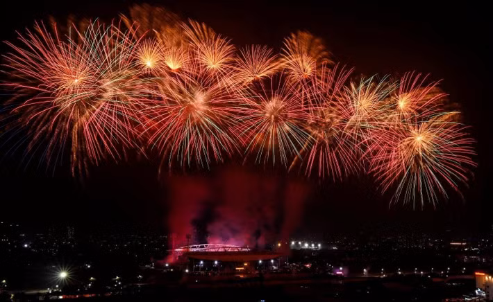 Khu vực sân vận động quốc gia Mỹ Đình lung linh với màn pháo hoa tầm cao trong đêm sơ duyệt chương trình nghệ thuật đặc biệt “Dưới lá cờ vẻ vang của Đảng”.