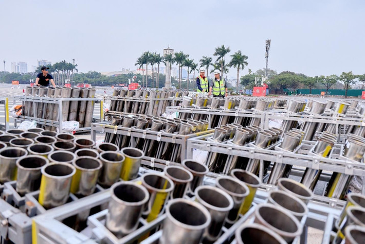 Trước đó, từ ngày 11/01, đội ngũ chuyên gia đã phối hợp cùng Bộ Tư lệnh Thủ đô lên kịch bản và bố trí trận địa pháo hoa. Màn trình diễn quy mô lớn chưa từng có tại Hà Nội được dàn dựng với đa dạng chủng loại pháo. Trong đó, hệ thống pháo nổ tầm cao gồm các cỡ 4 inch, 5 inch, 6 inch, bắn lên độ cao từ 110 – 200 m, cho bán kính tỏa sáng rộng nhất tới 150 m.