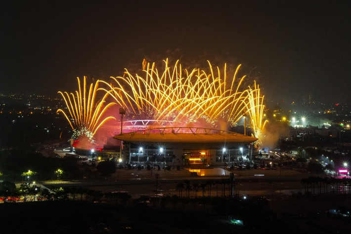 Đứng cách sân vận động cả vài trăm mét, anh Hoàng Hưng (Mỹ Đình, Hà Nội) vẫn có thể ngắm trọn vẹn màn trình diễn và chia sẻ: “Mới chỉ ở quy mô trận địa 100 đơn vị pháo thử nghiệm mà đã thấy rất choáng ngợp. Nếu hôm chính thức bắn gần 10.000 quả thì chắc chắn sẽ còn hoành tráng và cảm xúc hơn rất nhiều – thực sự là một màn trình diễn nghệ thuật của ánh sáng và âm nhạc”.