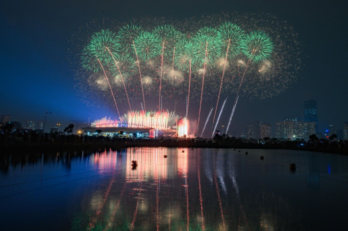 Chương trình được dàn dựng công phu với sự tham gia của gần 10.000 nghệ sĩ, diễn viên chuyên nghiệp và không chuyên, trong đó có những ca sĩ nổi tiếng hàng đầu Việt Nam như NSND Tạ Minh Tâm, NSƯT Vũ Thắng Lợi, Trọng Tấn, Hồng Nhung, Mỹ Linh, Tùng Dương, Đông Hùng, Erik, Đức Phúc, Trang Pháp, Dương Hoàng Yến, Hoàng Thùy Linh…