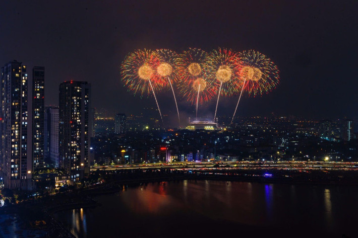 Những kỹ thuật bắn pháo hoa đỉnh cao là “đặc sản” trong các lễ hội pháo hoa do Sun Group tổ chức lần đầu được phô diễn tại Hà Nội. Từ hiệu ứng thị giác như tạo hình trái tim, ngôi sao, vương miện hoa cẩm tú cầu, đến hiệu ứng chuyển động biến hình phong phú, hiệu ứng khói màu 7 sắc cầu vồng, âm thanh sói hú… Hệ thống lập trình hiện đại cho phép căn thời điểm kích nổ chính xác gần như tuyệt đối, giúp pháo khớp nhạc gần như tức thời - một tiêu chuẩn chỉ thấy ở các Festival pháo hoa lớn trên thế giới.