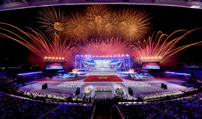 SVĐ Mỹ Đình thoáng chốc đã trở thành “thánh đường nghệ thuật khổng lồ” – nơi các nghệ sĩ thăng hoa, dẫn dắt khán giả đi qua những cung bậc cảm xúc khác nhau theo từng chương: từ xúc động, lắng đọng với “Tráng ca dưới cờ Đảng”, tràn ngập tự hào “Với Đảng, trọn niềm tin yêu” và lạc quan bước vào kỷ nguyên vươn mình “Dưới lá cờ vẻ vang của Đảng”.