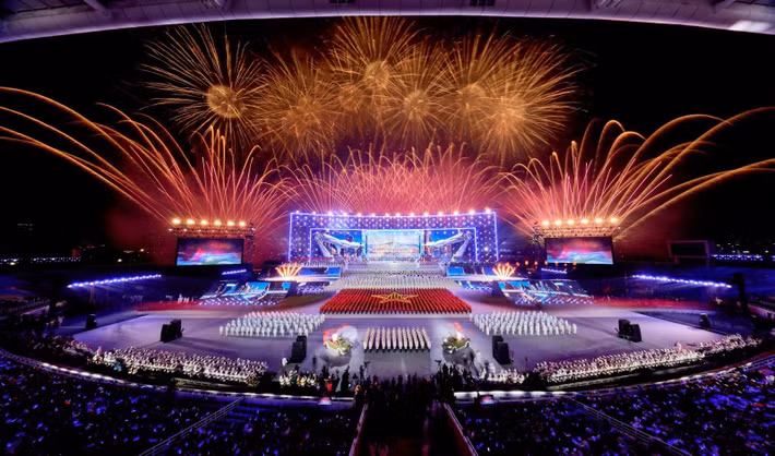 SVĐ Mỹ Đình thoáng chốc đã trở thành “thánh đường nghệ thuật khổng lồ” – nơi các nghệ sĩ thăng hoa, dẫn dắt khán giả đi qua những cung bậc cảm xúc khác nhau theo từng chương: từ xúc động, lắng đọng với “Tráng ca dưới cờ Đảng”, tràn ngập tự hào “Với Đảng, trọn niềm tin yêu” và lạc quan bước vào kỷ nguyên vươn mình “Dưới lá cờ vẻ vang của Đảng”.