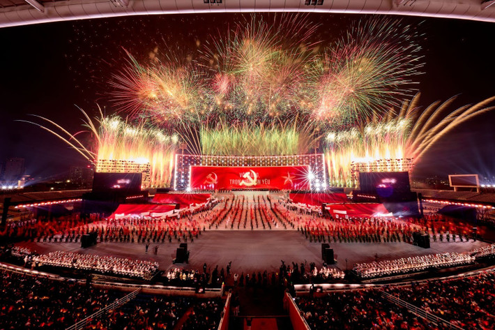 “Tôi đã tham dự nhiều chương trình âm nhạc lớn tại SVĐ quốc gia Mỹ Đình nhưng lần này vẫn phải choáng ngợp trước quy mô sự kiện. Nhiều khoảnh khắc xúc động mô tả thành tựu phát triển của đất nước khiến tôi rơi nước mắt”, chị Nguyễn Minh Tâm (Hoàng Mai, Hà Nội) chia sẻ sau khi chứng kiến các tiết mục nghệ thuật hoành tráng trên sân khấu nghệ thuật khổng lồ được dàn dựng từ hơn 3.000 m² màn hình LED di động, kết hợp hệ thống âm thanh, ánh sáng laser, 3D mapping hiện đại, khơi dậy niềm tự hào sâu sắc trong lòng người xem.