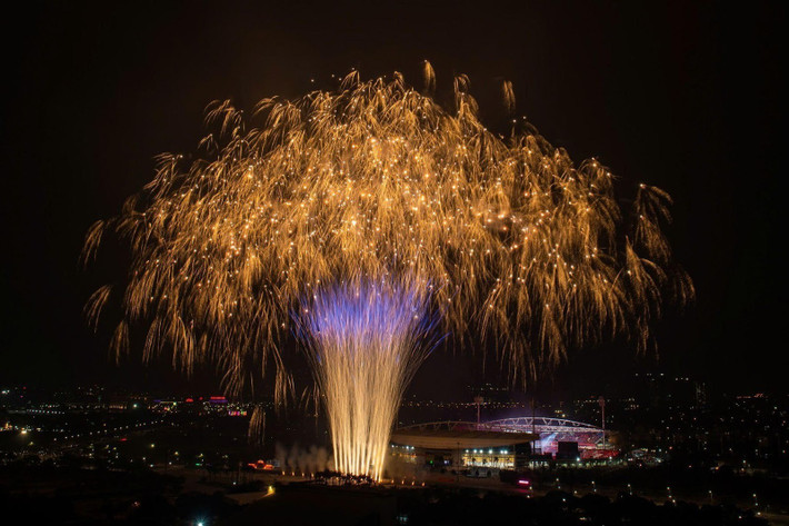 Đại nhạc hội “Dưới lá cờ vẻ vang của Đảng” được thiết kế theo cấu trúc nhiều đỉnh cảm xúc. Dưới “bàn tay phù thủy” lắp đặt vận hành của khoảng 80 chuyên gia, pháo hỏa thuật tầm thấp và pháo tầm cao được kích hoạt xuyên suốt, giữ nhịp thị giác liên tục.