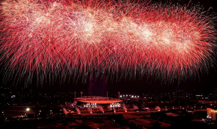 Ở những cao trào của chương trình, hàng nghìn quả pháo hoa tầm cao đồng loạt khai hỏa, kết hợp hệ thống giàn phun hỏa thuật trên mái và hai cánh khán đài, đẩy cảm xúc khán giả lên đỉnh điểm. Cuối chương trình, bầu trời Mỹ Đình rực sáng với màn pháo hoa tổng lực, đa sắc màu, được lập trình chính xác đến từng phần nghìn giây, tạo nên khoảnh khắc thị giác mãn nhãn và đầy xúc cảm.