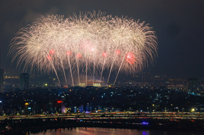 Cái rét cắt da cắt thịt của Thủ đô những ngày cuối năm không ngăn được bước chân của hàng vạn khán giả, khách mời và nghệ sĩ, diễn viên đến tham dự đêm nghệ thuật đặc biệt “Dưới lá cờ vẻ vang của Đảng”. Chương trình do Sun Group tài trợ được ví von là “concert pháo hoa quốc gia” với quy mô chưa từng có, quy tụ công nghệ, kỹ thuật pháo hoa đỉnh cao, mở ra một chuẩn mực mới cho các sự kiện văn hóa quy mô lớn tại Việt Nam trong thời gian tới.