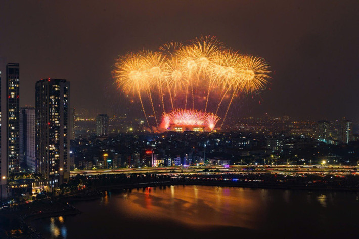 Đại nhạc hội pháo hoa “Dưới lá cờ vẻ vang của Đảng” khép lại trong niềm tự hào và xúc động, trở thành dấu ấn đặc biệt trong đời sống văn hóa – nghệ thuật của Thủ đô và cả nước. Sự kết hợp hòa quyện của âm nhạc, giọng ca nghệ sĩ và pháo hoa, tạo nên sự kết nối xúc cảm mạnh mẽ, để lại ấn tượng sâu sắc trong lòng khán giả xem trực tiếp và hàng triệu người theo dõi qua truyền hình.