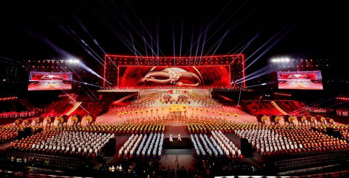 Trong đó, màn trống hội là một trong những tiết mục được dàn dựng công phu nhất, để lại ấn tượng sâu sắc cho khán giả. Với hơn 2.500 diễn viên và hơn 1.000 trống hội các loại, tiết mục đã tạo nên không gian nghệ thuật hùng tráng, vang vọng khí thế non sông. Những hồi trống rền vang, lúc khoan thai, lúc dồn dập, khắc họa sinh động tinh thần quật cường, ý chí kiên trung và truyền thống anh hùng của dân tộc Việt Nam.