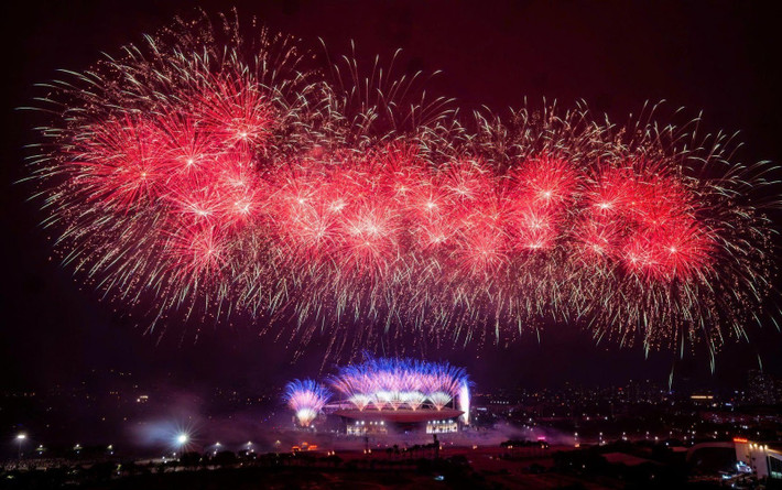 Chương trình được xem là “concert pháo hoa quốc gia” đẹp từ mọi góc nhìn. Những ngả đường, tòa nhà xung quanh sân vận động Mỹ Đình được lấp đầy trong đêm lạnh bởi khán giả không cần phải vào sân vẫn được ngắm pháo hoa xuyên suốt chương trình.