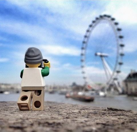 Không những vậy, Lego còn thể hiện mình là người có khá nhiều các bộ trang phục với màu sắc, kiểu dáng khác nhau.
