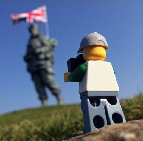 Đi đến đâu, Lego cũng chụp lại những điều đặc biệt mà mình trông thấy.