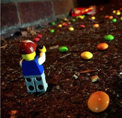 Điều thú vị là tác giả bộ ảnh đã biến Lego trở thành một nhân vật đặc biệt trong vai trò như một nhiếp ảnh gia chuyên nghiệp