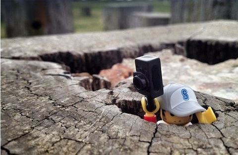 ...lúc nào chiếc máy ảnh cũng là người bạn đồng hành thân thiết nhất của cậu.