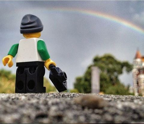 Thực tế, Lego chi là một "chú bé" được lắp ghép từ những miếng lego nhỏ.