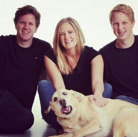 Chủ cười, mình thì lè lưỡi.